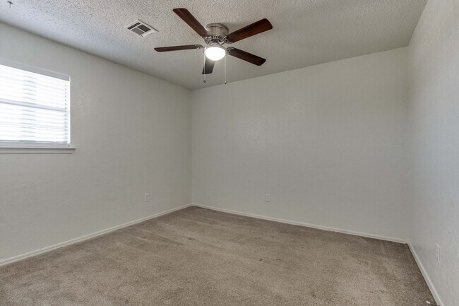 Building Photo - Three bed/2.5 bath in Harvest Hills