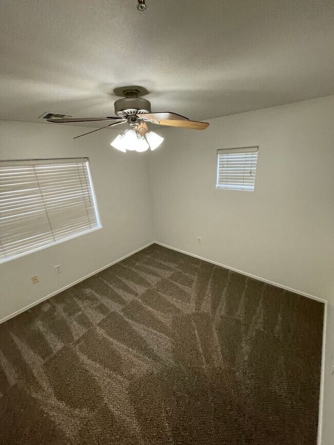 Building Photo - READY TO TOUR! Spacious 4 Bed 2 Bath Home in Phoenix