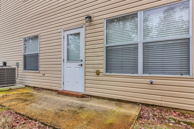 Building Photo - 3 Bedroom- 3 Full bath Small Pet Friendly ...