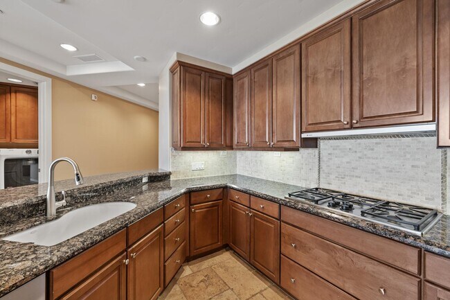 Building Photo - 2211 E Camelback Rd