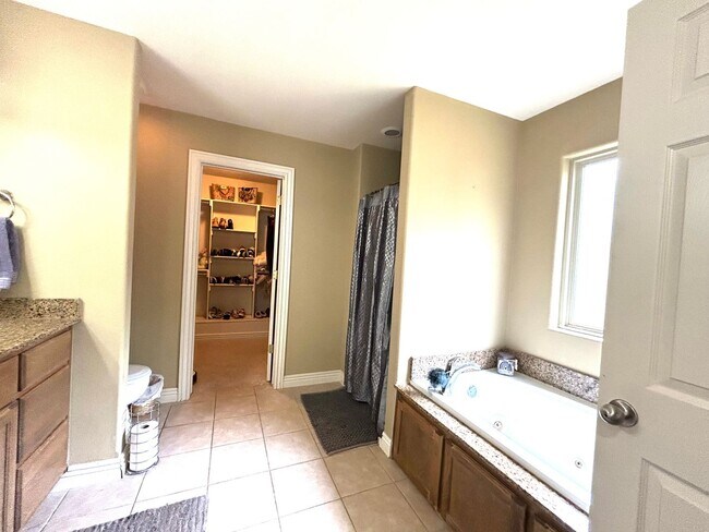 Building Photo - 4 Bedroom 2 Bathroom home