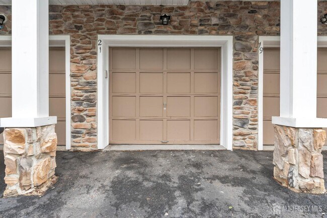 Building Photo - 21 Inverness Dr