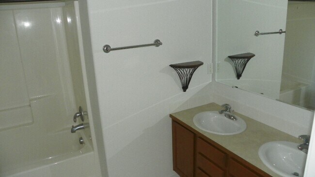 Building Photo - SW Bend House Near the Old Mill District, 4 Bdrms, 2.5 baths, A/C, Office/den, Dbl. Garage