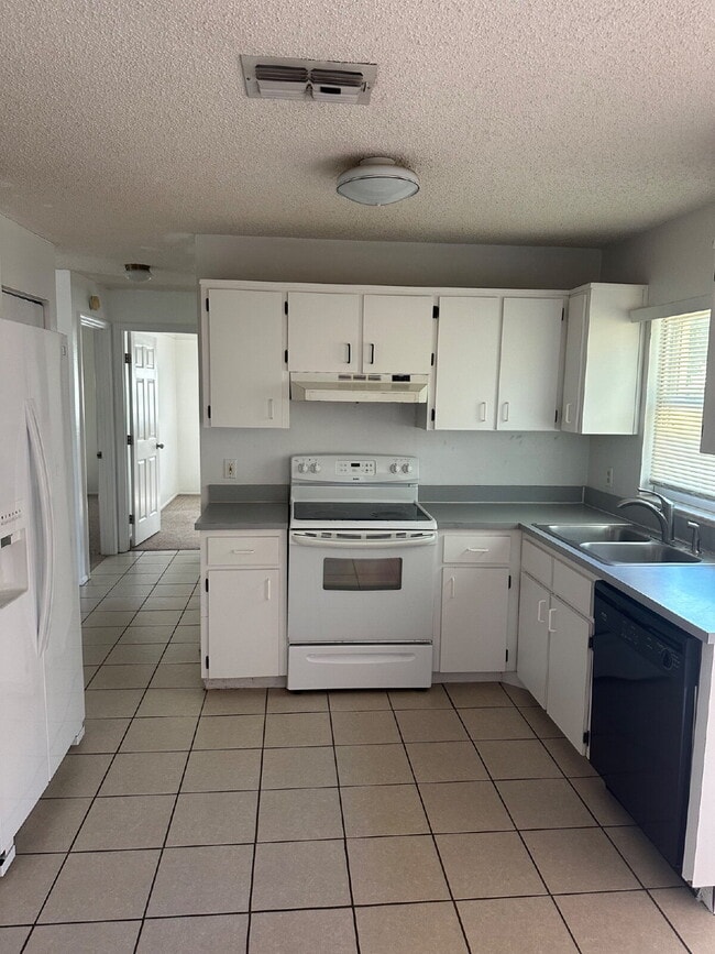 Building Photo - Cute 2 Bedroom, 2 Bathroom, 1 Car Garage h...