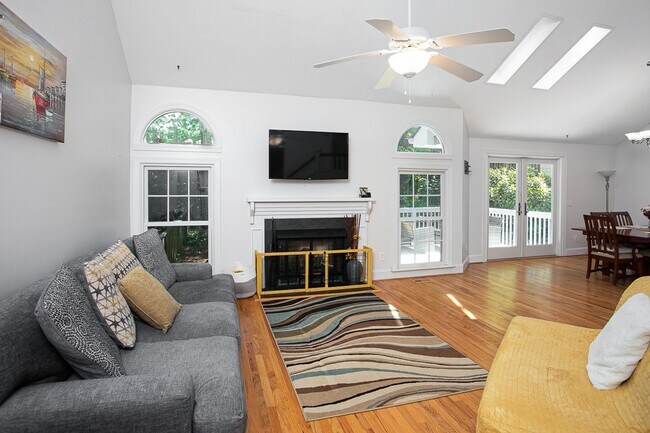 Building Photo - Contemporary 3-Bedroom 2-Bath Townhome in Chapel Hill Close to UNC and Hospital!