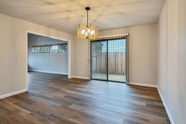 Building Photo - Updated 2 Bed, 2 Bath Duplex with Private Fenced Yard in Rescue!