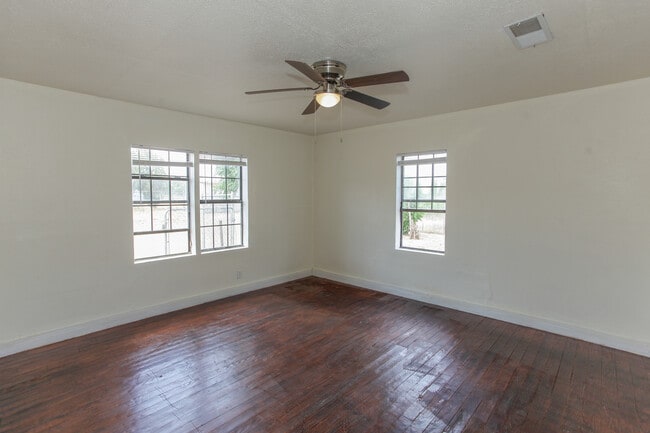 Building Photo - 1308 Mesquite St