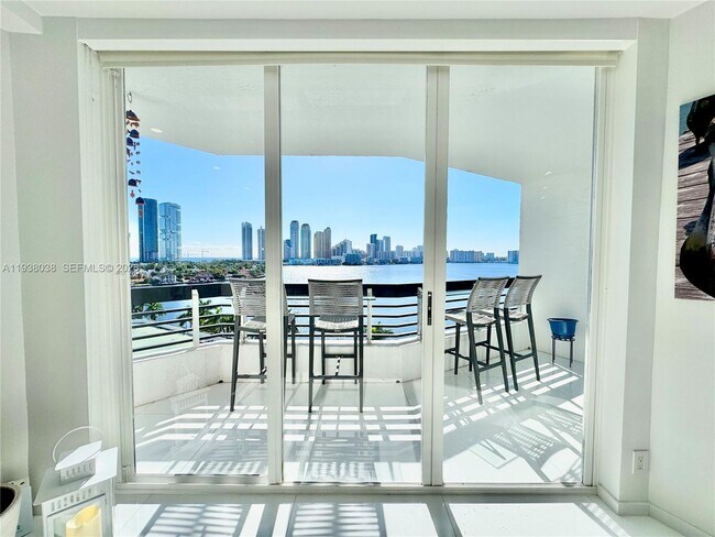 Building Photo - 3600 Mystic Pointe Dr