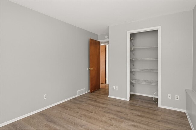 Building Photo - 14 Kingswood Dr