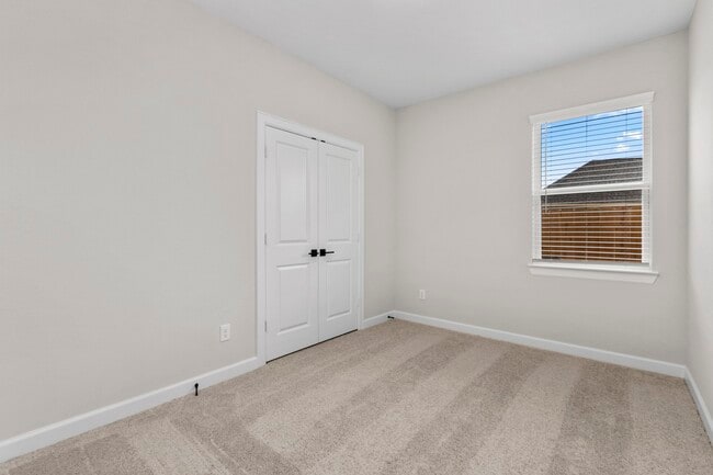 Building Photo - 926 Whispering Winds Dr