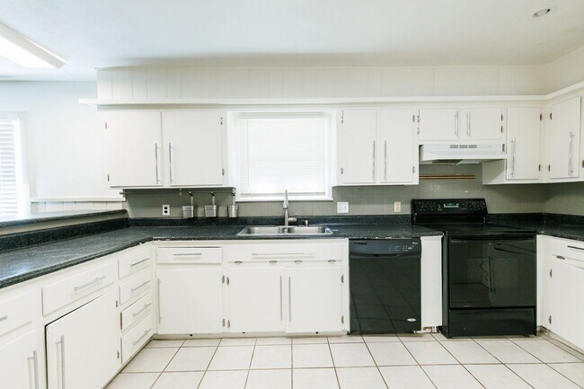 Building Photo - Newly remodeled 3/2/2 in north Lubbock!  M...