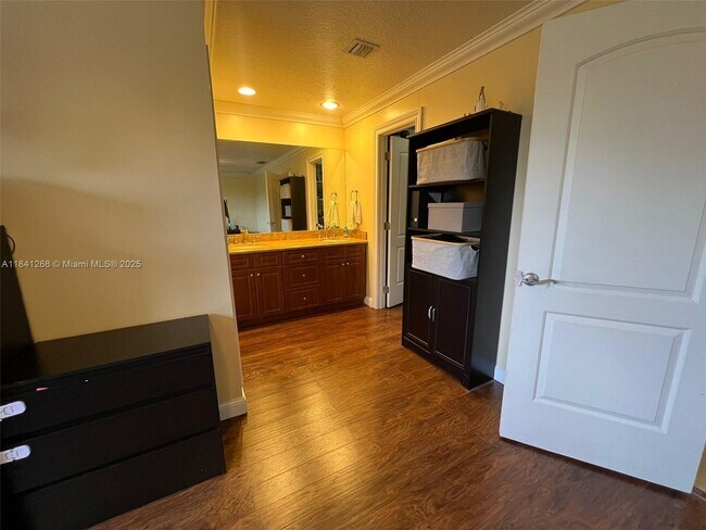 Building Photo - 9894 Fairway Cove Ln