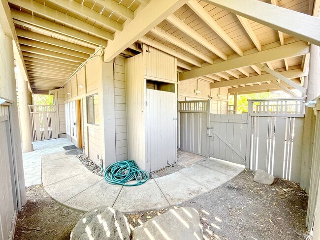 Building Photo - OHANA CLOSE TO THE BEACH!