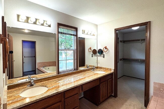 Building Photo - 12941 NE 71st St