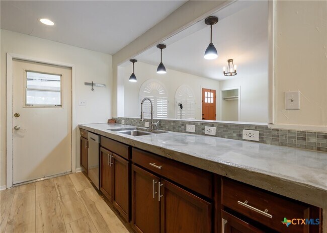 Building Photo - 625 Creek Dr