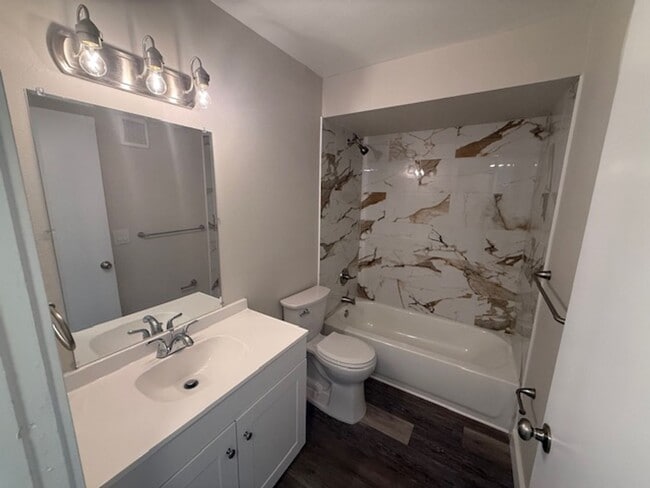 Building Photo - 2 Bedroom/1 Bathroom Apartment