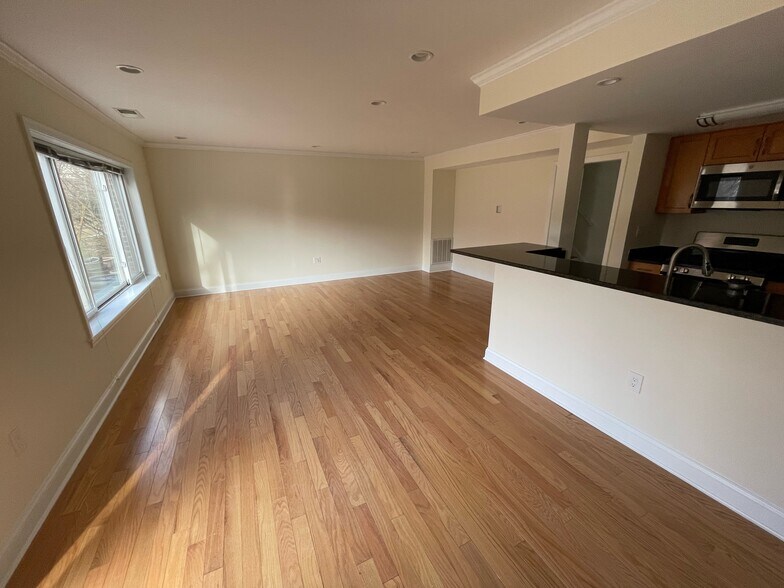Building Photo - 302 Paine Ct
