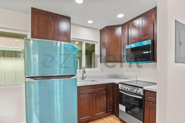 Building Photo - 4564 Angeles Ave