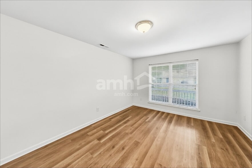 Building Photo - 1042 Vanguard Dr