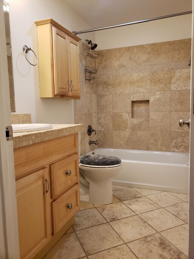 Building Photo - 1 Bedroom 1 Bath Condo with 1 Carport Park...