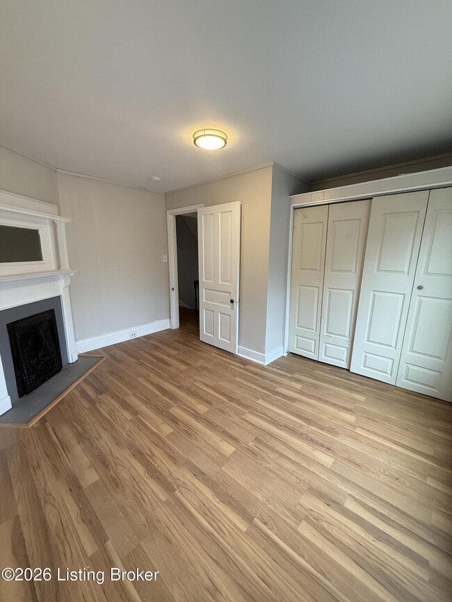 Building Photo - 2547 Bank St