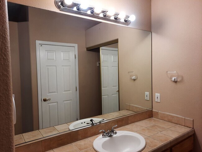 Building Photo - 4 bedroom/2 bath Home available in Bullhead City in Desirable El Camino Village.