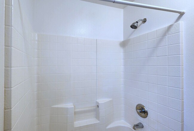 Building Photo - Comfort Meets Convenience in This South Hi...