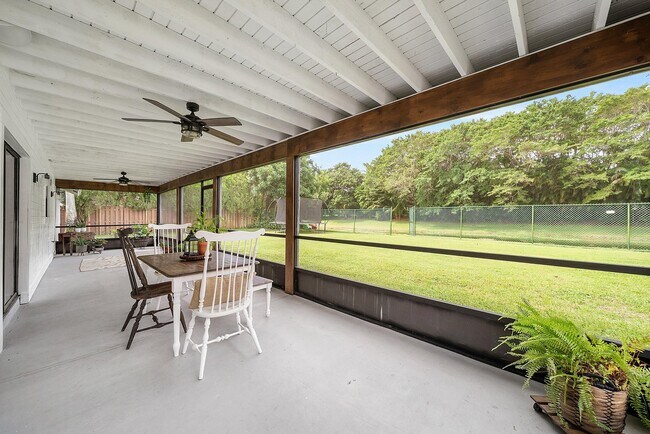 Building Photo - 1252 Raintree Ln