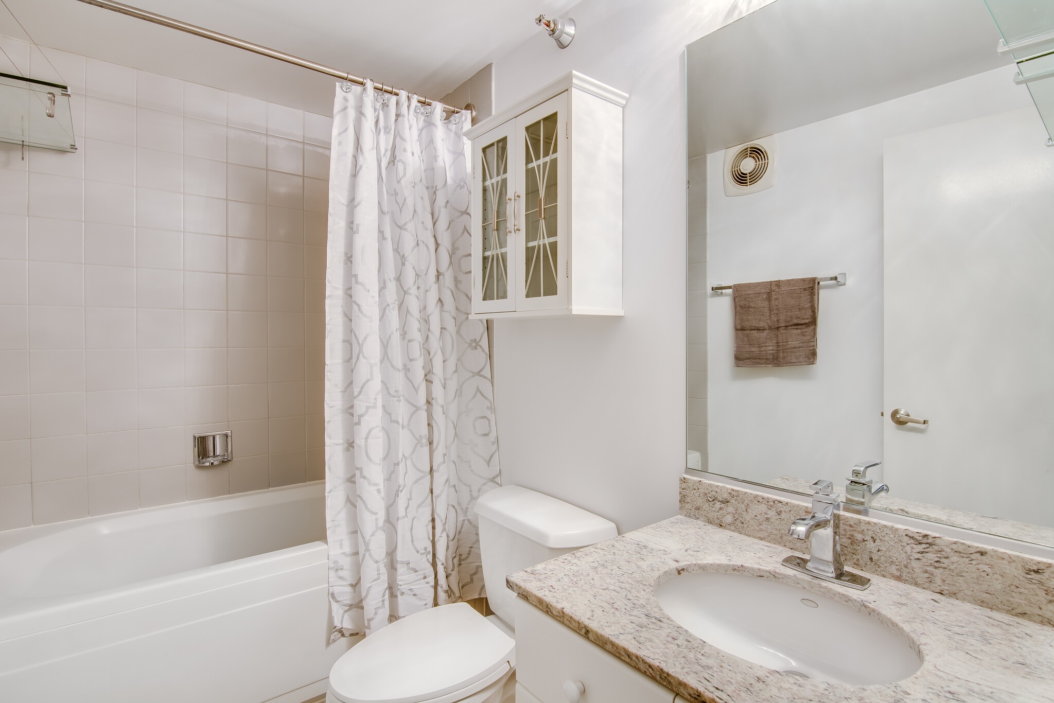 2nd bath with full tub & shower - 843 W Adams St