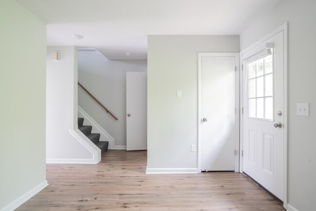 Building Photo - Spacious & Upgraded Luxury Home