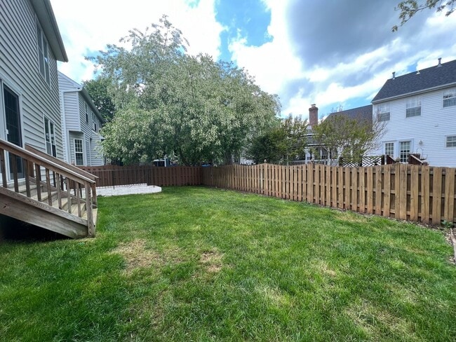 Building Photo - Impressive 4 Bedroom 3.5 Single-Family Hom...