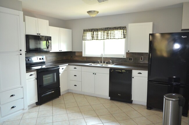 Building Photo - Price Drop! Updated 4 bed 3 bath in Fenton