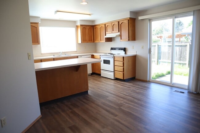 Building Photo - 114 SW 14th Cir