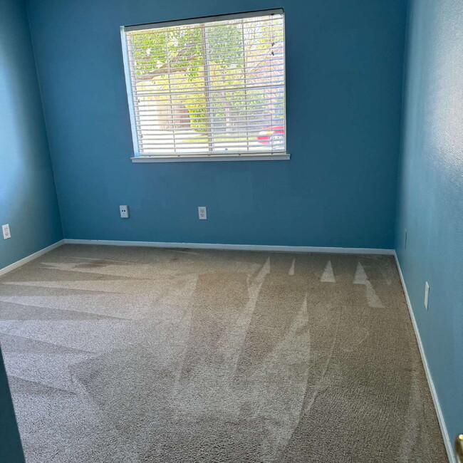 Building Photo - Great location near park and shopping