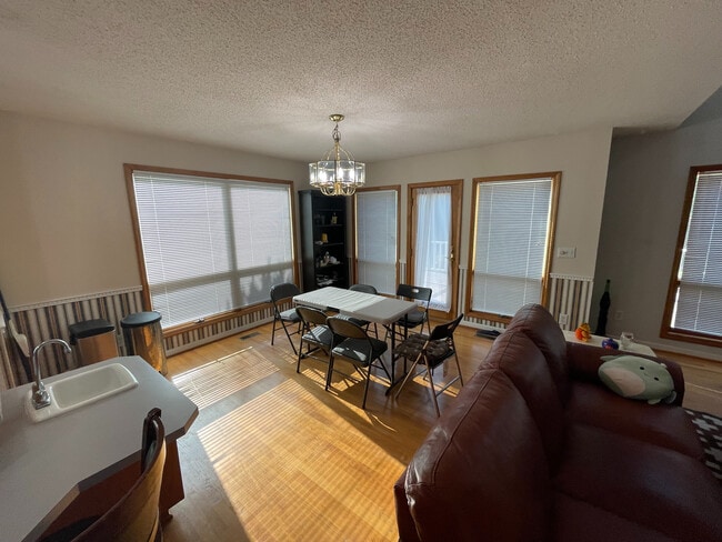Building Photo - Room in House on Kingsway Dr