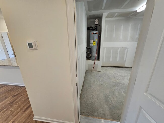 Building Photo - Like New Town Home in Kellerton Place, Monroe!