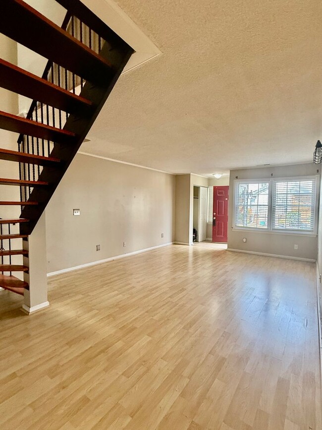 Building Photo - 2BD/2BA Condo in Greenbrier Neighborhood of Chesapeake - Backs up to Golf Course, Walking Trails!