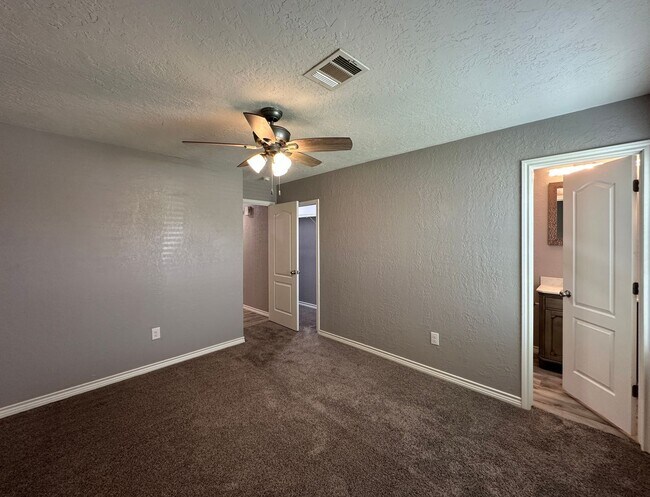 Building Photo - 6130 SW Oakcliff Ave