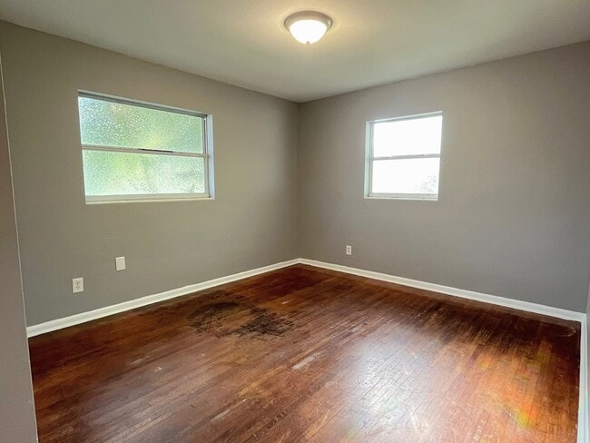 Building Photo - 2611 Pembrook Dr