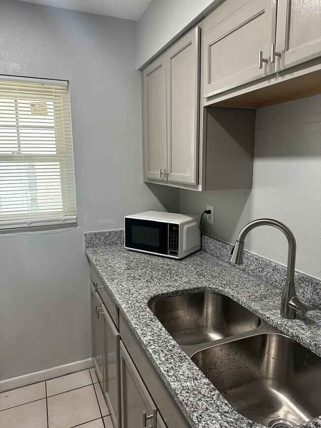 Building Photo - 836 Sky Lake Cir