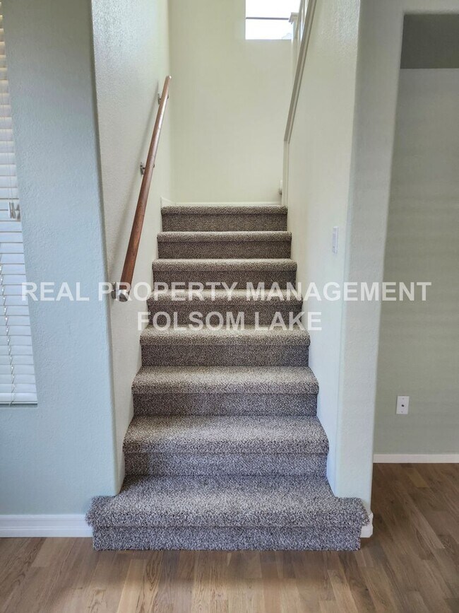 Building Photo - 3 bedrooms 2.5 bathroom split level home