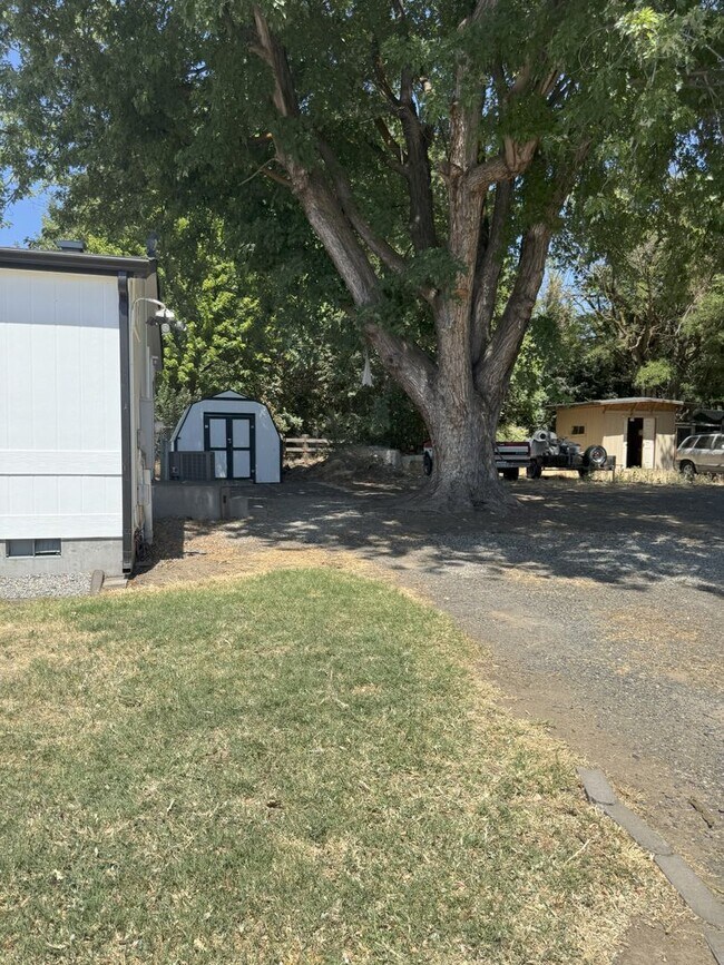 Building Photo - Large Echo home for rent