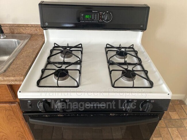 Building Photo - 870 S Main St