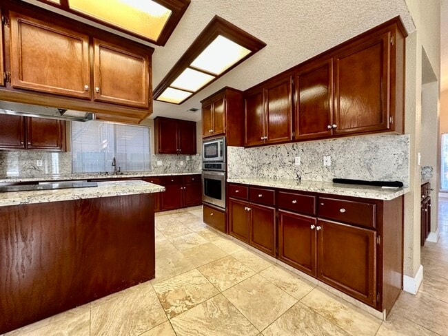 Building Photo - Beautiful 4 Bedroom Single Story For Rent in Gold River!