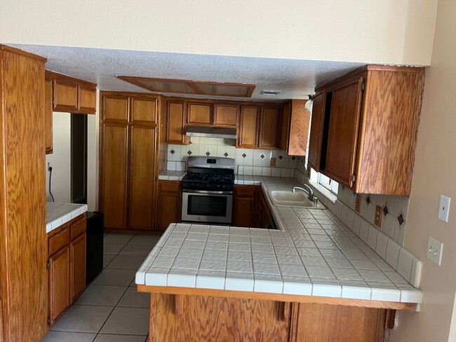 Building Photo - Southwest Home Ready to Move In!