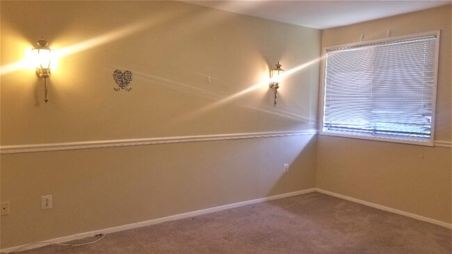Building Photo - "Charming 2-Bed Condo Retreat in Oxon Hill...