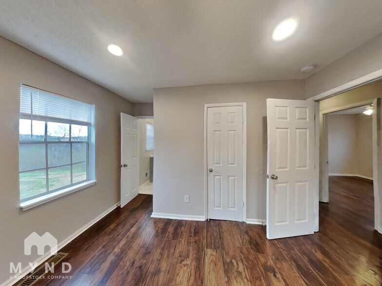 Building Photo - 611 Darlene Dr