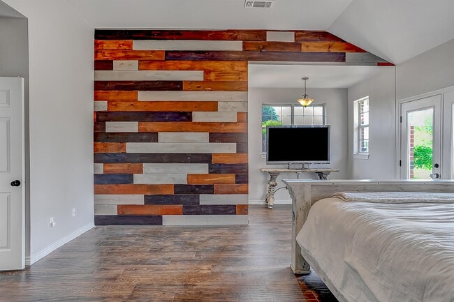 Building Photo - 105 Golden Rd