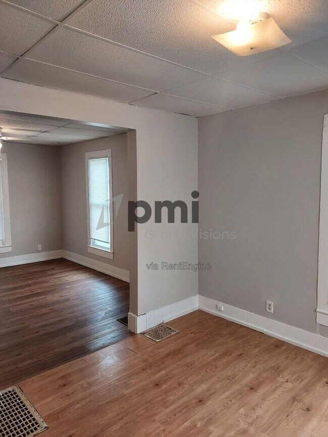 Building Photo - 1753 E Clay St