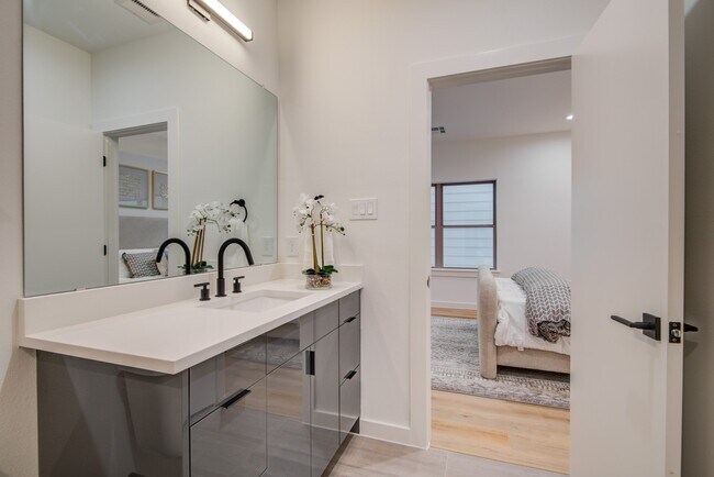 Building Photo - 6742 Peerless St